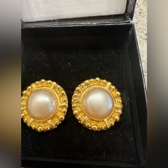 Authentic Chanel vintage gold/pearl clip on earrings! - Picture 3 of 4